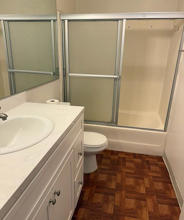 Bathroom with shower/tub