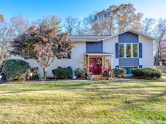 2nd image of 1410 S Courtney Oak Ln