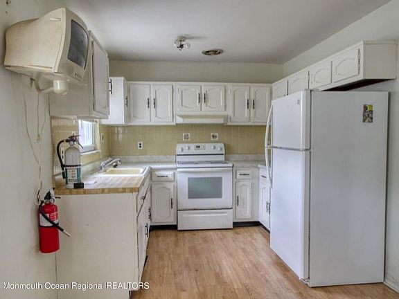 3rd image of 15 Bennington Ln #B