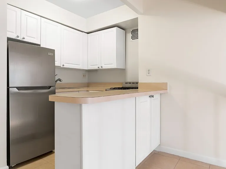 210 E 22nd St #1L — Photo 1
