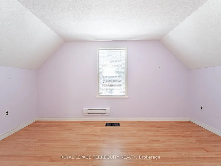 16 Royal Ave — Photo 25