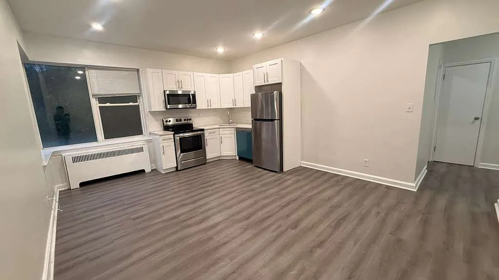 824 Avenue C — Photo 1