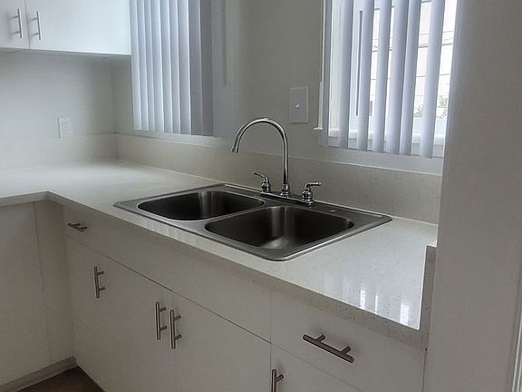 5th image of 201 S Kenmore Ave #12