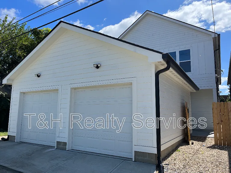930 Woodlawn Ave — Photo 29