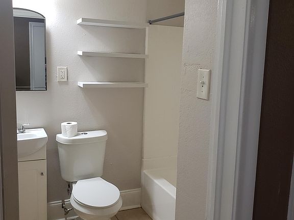 3rd image of 1609 Mayflower Dr