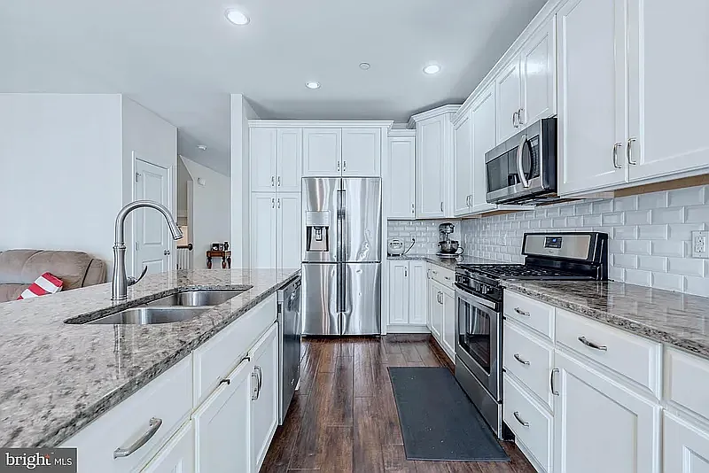 3 bed, 2.5 bath, 2376 sqft, $3,500 — Photo 3