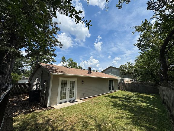 Nice quiet backyard with near by walking trail..