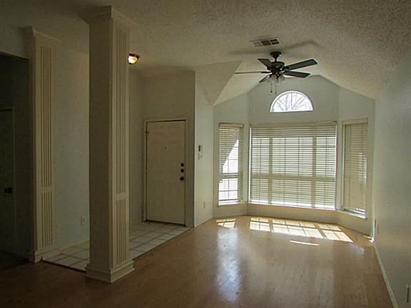 3rd image of 4404 Buena Vista Ln