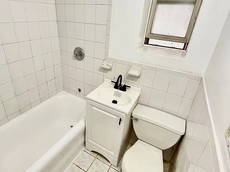 1008 Van Nest Ave #B — Photo 3