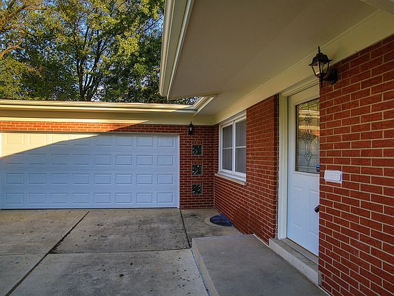 2nd image of 304 N Park Dr
