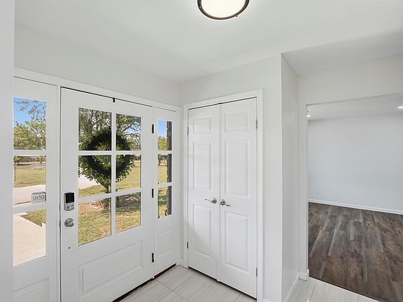 3rd image of 411 Carriage Oaks Dr