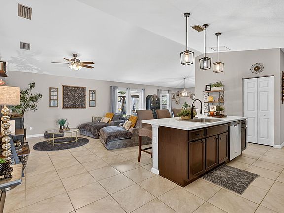 5th image of 473 SE Streamlet Avenue