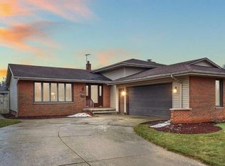 1928 Bluebird Ln, Munster, IN
