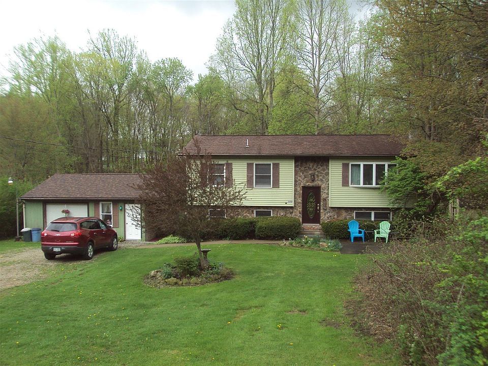 Beautiful well maintained split-entry, 3 bedroom