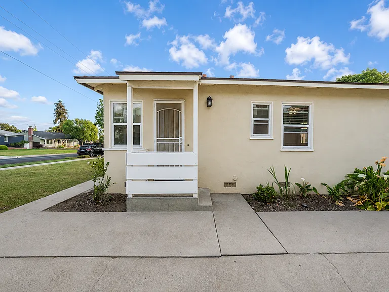 8347 California Ave — Photo 4