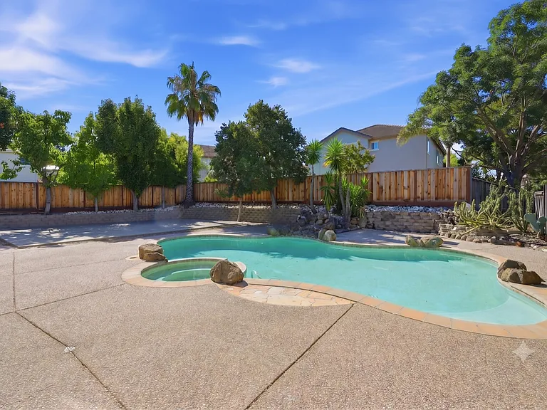 4501 Thoroughbred Ct — Photo 36