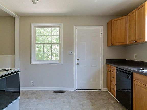 3rd image of 415 Janette Ct