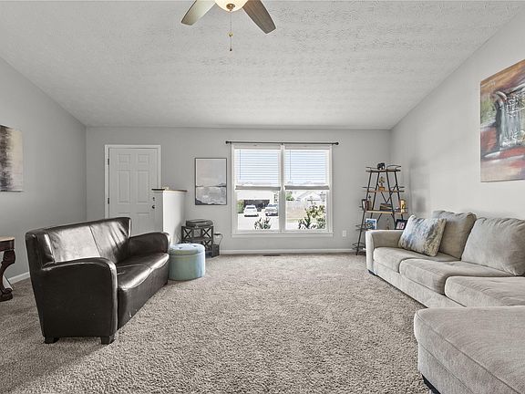 3rd image of 104 Crest Ct
