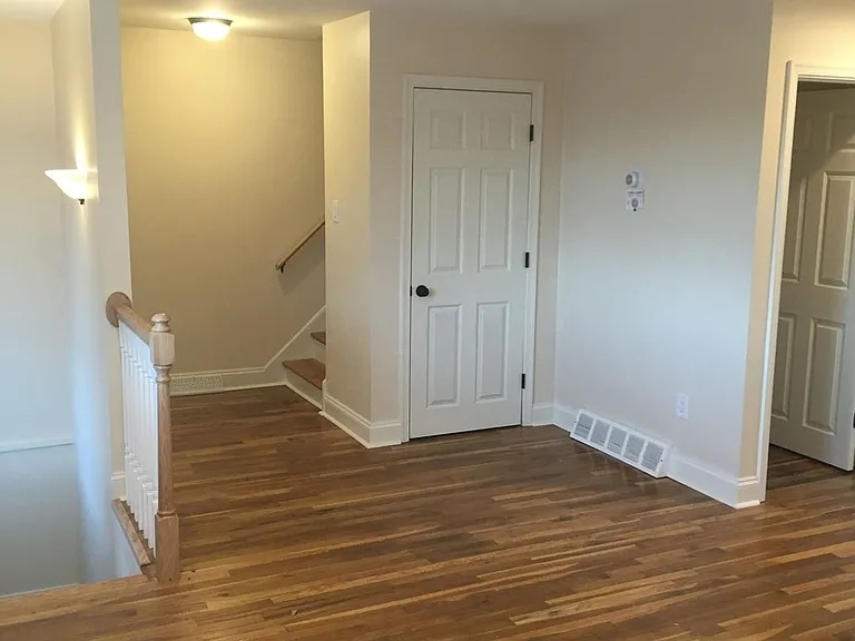 438 W Chestnut St — Photo 2