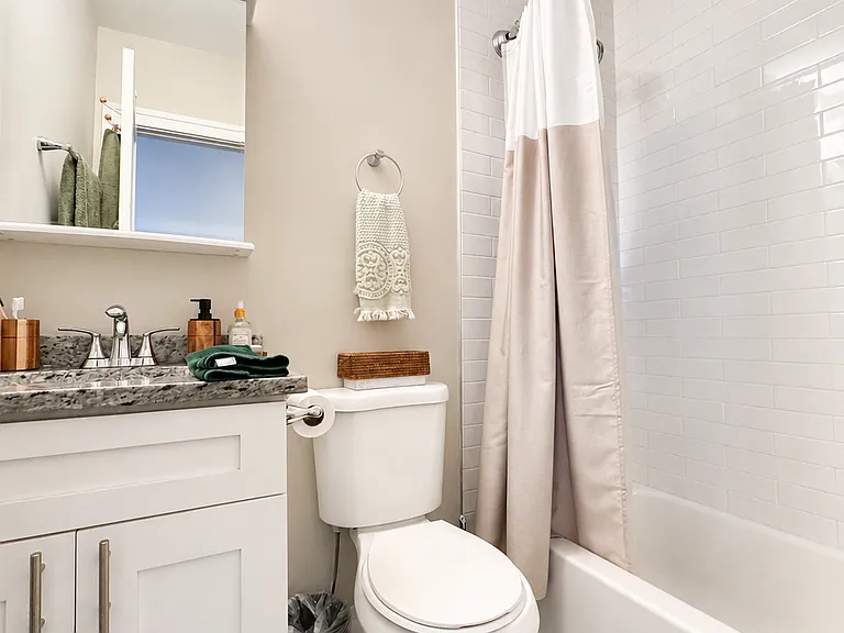 915 W Willow St #4 — Photo 5