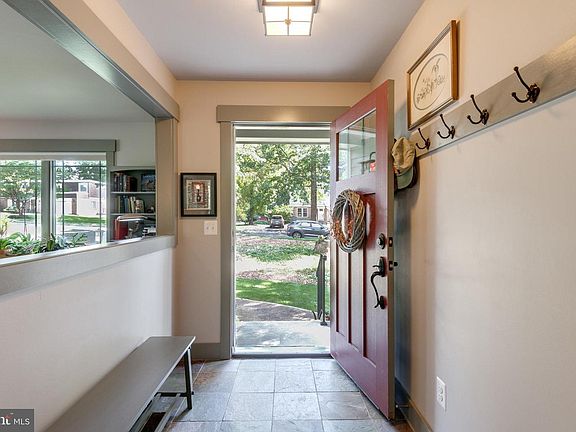 5th image of 113 E D St