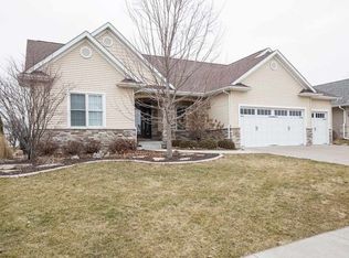 26 Country Club Ct, Le Claire, IA 52753
