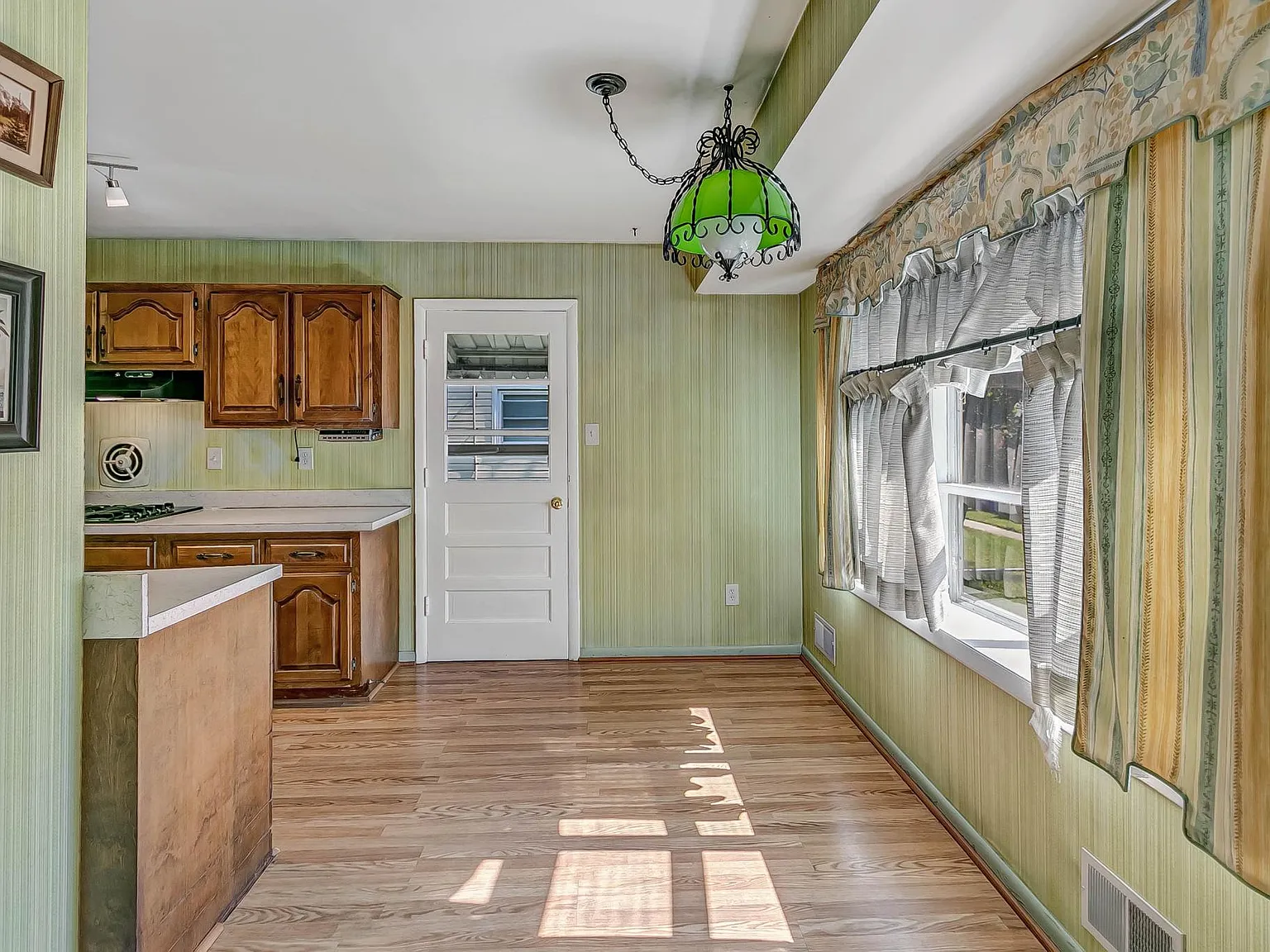 6 bed, 2400 sqft, $3,750 — Photo 3