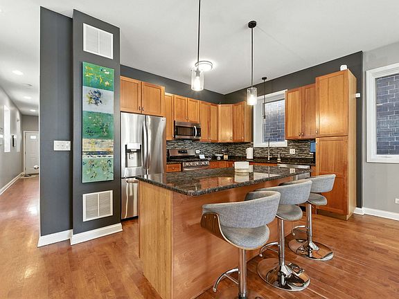 4th image of 1524 W Walton St #1