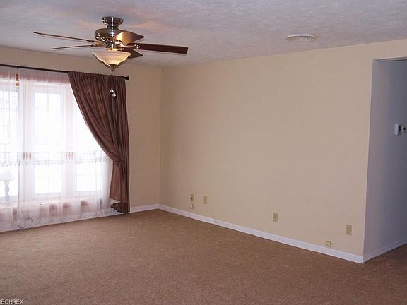 4th image of 589 Longfellow Dr