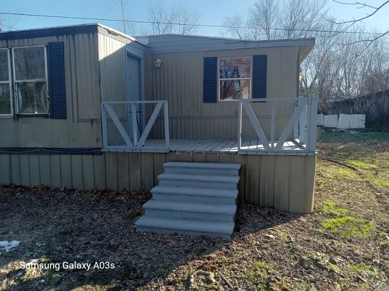 90 Dorothy Ln — Photo 3