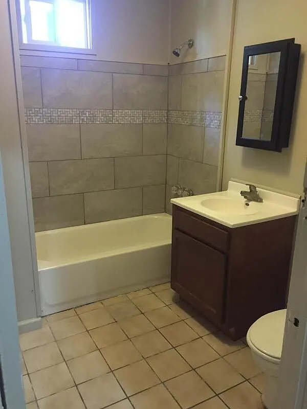 3 bed, 1.0 bath, 1114 sqft, $600 — Photo 2