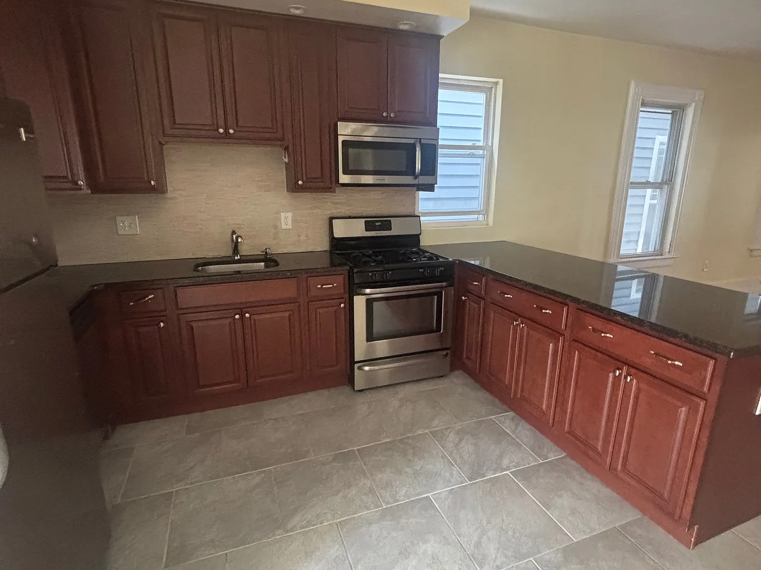 3 bed, 1000 sqft, $2,650 — Photo 2