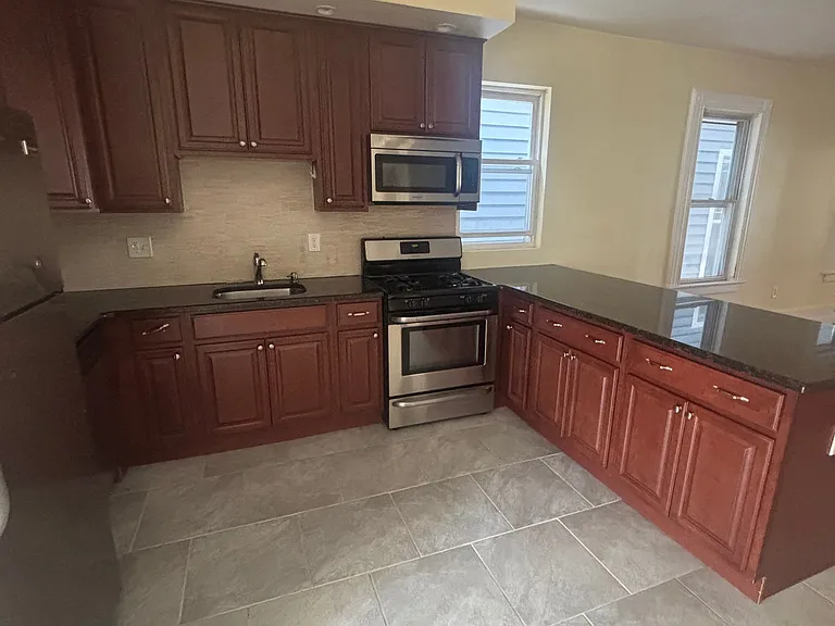 Beautiful kithchen with granite countertops