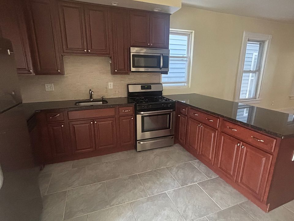 Beautiful kithchen with granite countertops