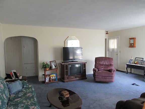 4th image of 907 W 2nd St