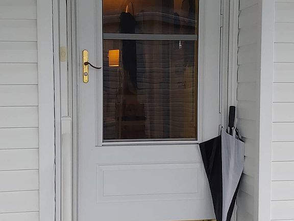 4th image of 122 Matthew St