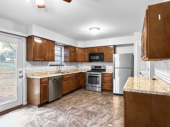 4th image of 1300 NW Golfview Ct
