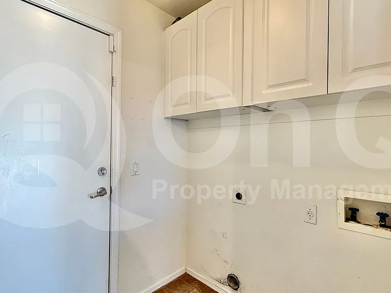 611 W Liberty Ln — Photo 16