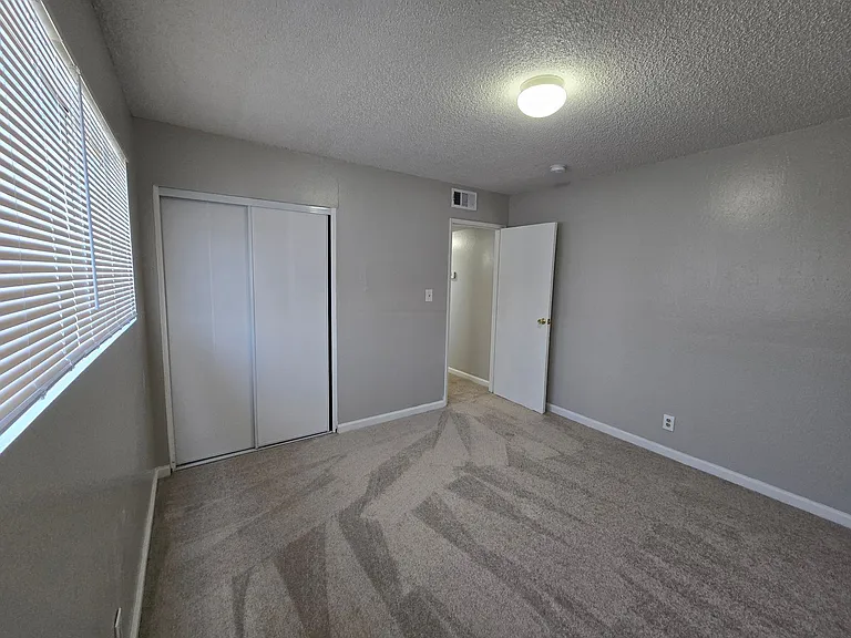 2100-2104 E Sunrise Ave — Photo 14