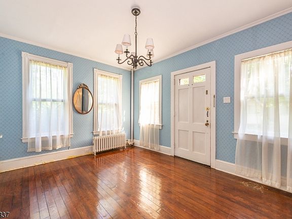 5th image of 353 Roseland Ave