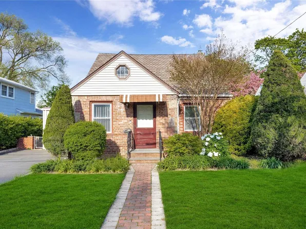 606 Foch Boulevard, Williston Park, NY 11596