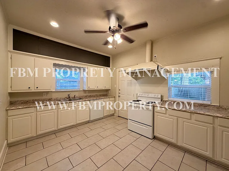 604 W Knox St — Photo 11