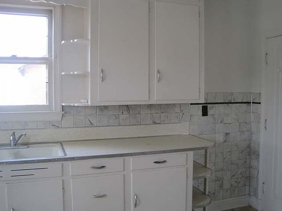 3rd image of 219 E Iron St #E