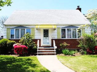 16 Clarissa Dr, Hicksville, NY 11801