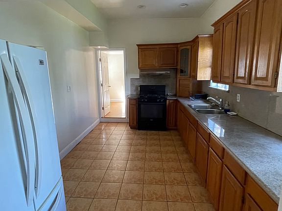 2nd image of 929 E 20th St