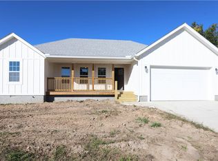 300 Forest Dr, Green Forest, AR 72638