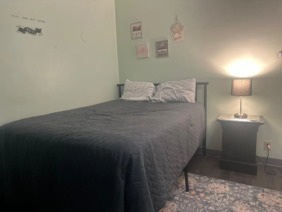 ROOM FOR RENT - Townsend Ave