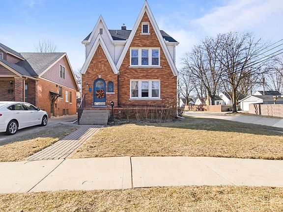 2nd image of 902 E 2nd St #2