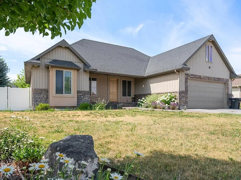 2612 Eastview Dr — Photo 2