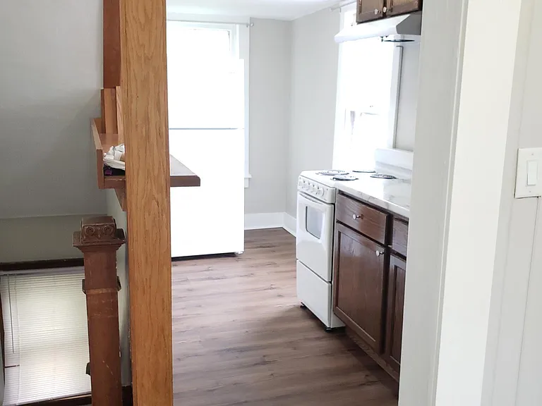 932 S Van Buren St #UPSTAIRS — Photo 2
